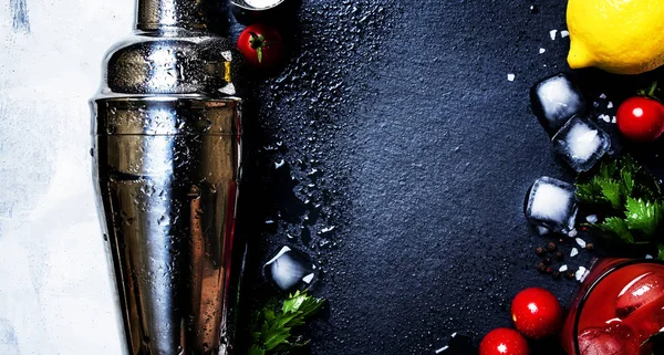 Bloody Mary Cocktail Alcolico Con Pomodori Rossi Succo Limone Salsa — Foto Stock