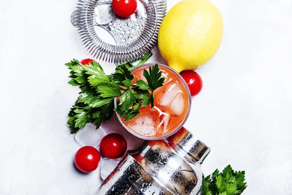 Bloody Mary Coquetel Alcoólico Com Tomates Vermelhos Suco Limão Molho — Fotografia de Stock