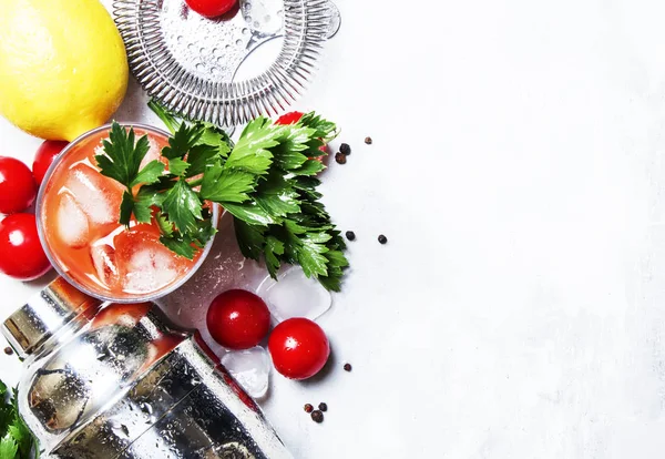 Bloody mary alkollü kokteyl, yeşil kereviz ve Rus votkası, gri arka plan, kırmızı domates, limon suyu, sıcak sos ile ana sayfa görünümü