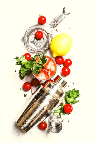 血腥玛丽酒精鸡尾酒与红西红柿 柠檬汁 绿芹菜和俄罗斯伏特加 灰色背景 顶部视图 — 图库照片