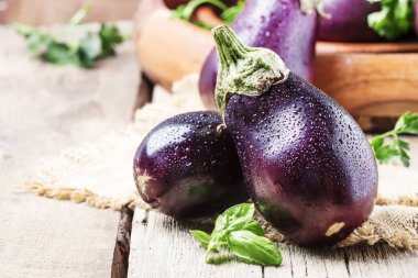 Taze patlıcan, rustik tarzı, vintage ahşap arka plan, seçici odak