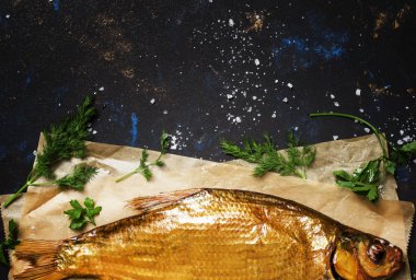 Tsimlyansky çipura koyu arka plan, üstten görünüm üzerinde füme