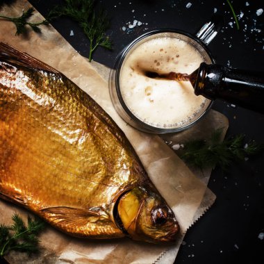 Füme çipura, üstten görünüm ile köpüklü bira