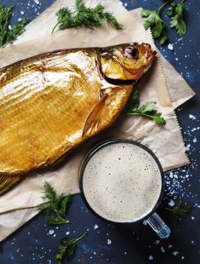 Füme çipura, üstten görünüm ile köpüklü bira