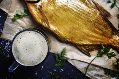 Füme çipura, üstten görünüm ile köpüklü bira