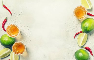 Altın Meksika tekila limon ve tuz, beyaz içki arka plan, üstten görünüm