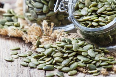 Çiğ kabak çekirdeği, sağlıklı snack, vintage ahşap arka plan, seçici odak