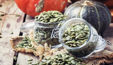 Çiğ kabak çekirdeği, sağlıklı snack, vintage ahşap arka plan, seçici odak