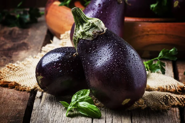 Aubergines Fraîches Rayures Violettes Dans Sac Toile Aneth Persil Vue — Photo