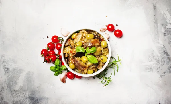 Beringelas Cozidas Com Legumes Ervas Uma Tigela Fundo Claro Vista — Fotografia de Stock