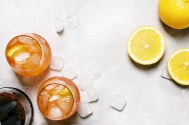 İtalyan yaz kokteyl aperatif ile Aperol Spritz acı, buz, köpüklü şarap ve portakal dilim, üstten görünüm adı