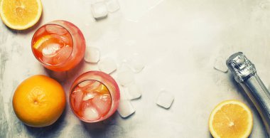 İtalyan yaz kokteyl aperatif ile Aperol Spritz acı, buz, köpüklü şarap ve portakal dilim, üstten görünüm adı
