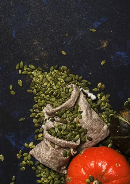 Сырые Семян Тыквы Холст Мешок Продовольственный Фон Вид Сверху — стоковое фото