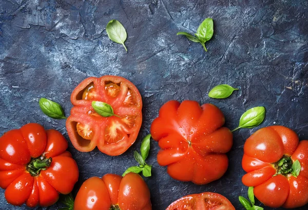 Tomates Rojos Con Hojas Albahaca Sobre Fondo Piedra Negra Vista — Foto de Stock