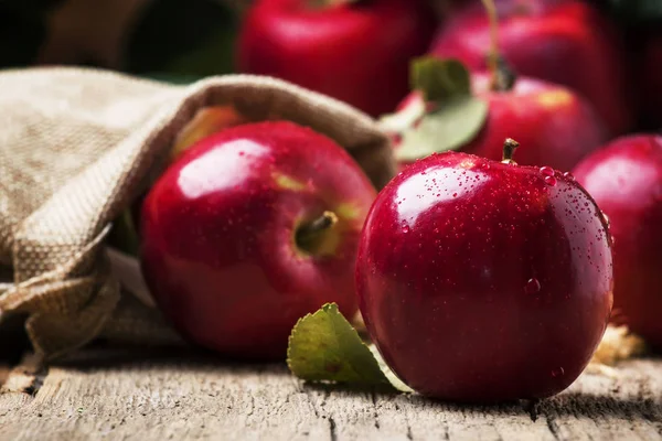 素朴な木製の背景 選択と集中の滴と赤の秋りんご — ストック写真