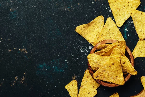 Salgado Milho Mexicano Nachos Iin Tigela Madeira Fundo Preto Vista — Fotografia de Stock