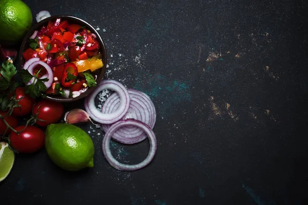 Conceito Tex Mex Molho Salsa Tomate Cebola Vermelha Limão Fundo — Fotografia de Stock