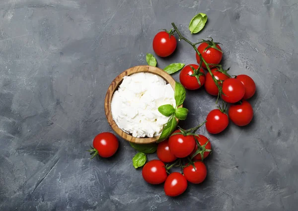 Queso Ricotta Suave Tazón Madera Con Albahaca Verde Tomates Cherry —  Fotos de Stock