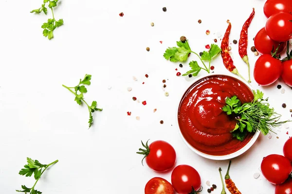 Sos Picant Ketchup Roșii Ierburi Roșii Chili Cireșe Castron Fundal — Fotografie, imagine de stoc