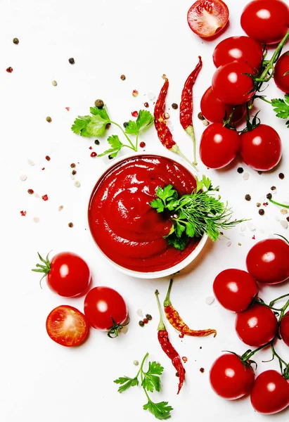 Pittige Tomaten Ketchup Saus Met Kruiden Chili Cherry Tomaten Kom — Stockfoto