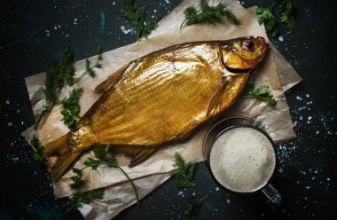 Füme çipura, üstten görünüm ile köpüklü bira
