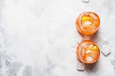 İtalyan yaz kokteyl aperatif ile Aperol Spritz acı, buz, köpüklü şarap ve portakal dilim, üstten görünüm adı