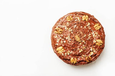 Ev yapımı çikolatalı kek ile fındık, beyaz arka plan, üstten görünüm