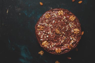 Fındık, siyah arka plan, üst sayısı ile çikolatalı kek