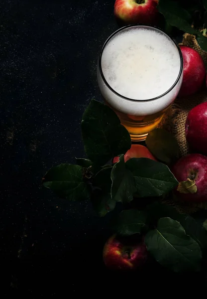 Apfelmost Bierglas Mit Frischen Äpfeln Schwarzer Hintergrund Draufsicht — Stockfoto