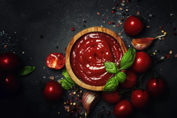 Molho Ketchup Tomate Quente Com Alho Especiarias Manjericão Verde Com — Fotografia de Stock
