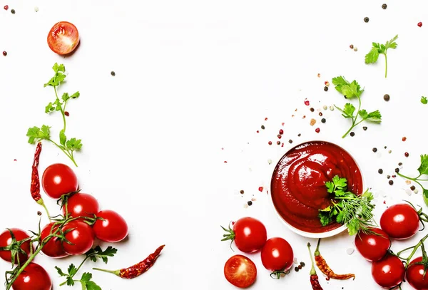 Kryddig Tomatsås Ketchup Med Örter Chili Och Körsbärstomater Skål Vit — Stockfoto