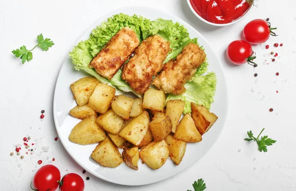 Pesce Patatine Fritte Con Salsa Pomodoro Ketchup Sfondo Bianco Vista — Foto Stock