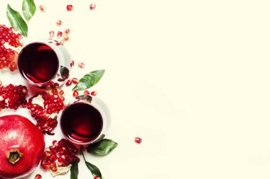 Taze nar suyu gözlüklü beyaz arka planda, üstten görünüm