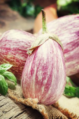 Taze mor çizgili patlıcan, rustik tarzı, seçici odak