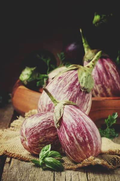 新鲜的紫色条纹的茄子 乡村风格 选择性焦点 — 图库照片