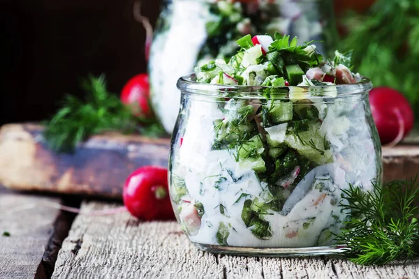 Zomer Koude Soep Met Groenten Kruiden Yoghurt Glazen Potten Rustieke — Stockfoto