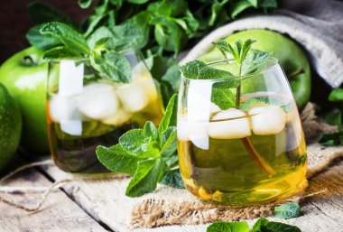 Soğuk elma içki, vintage ahşap arka plan, seçici odak