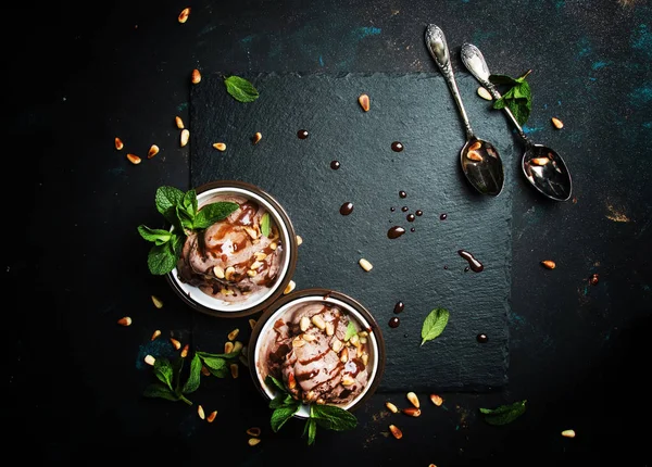 Helado Chocolate Con Nueces Fondo Comida Oscura Vista Superior —  Fotos de Stock