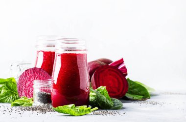 Pancar smoothies chia tohum cam şişeler, gri arka plan, seçici odak ile