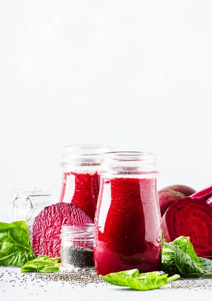 Rote Beete Smoothies Mit Chiasamen Glasflaschen Grauer Hintergrund Selektiver Fokus — Stockfoto