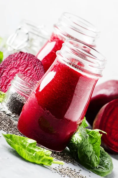 Rote Beete Smoothies Mit Chiasamen Glasflaschen Grauer Hintergrund Selektiver Fokus — Stockfoto