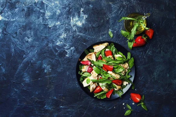 おいしいサラダ ルッコラ イチゴとチキンのグリル トップ ビュー — ストック写真