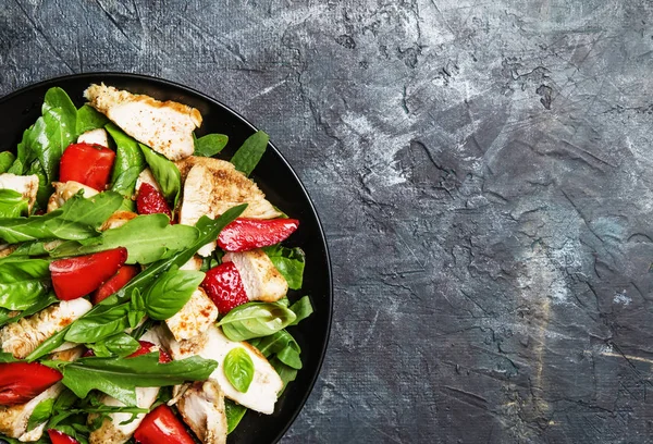 Roka Çilek Izgara Tavuk Üstten Görünüm Ile Lezzetli Salata — Stok fotoğraf