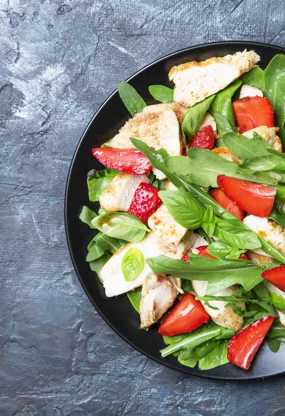 Salada Deliciosa Com Arugula Morangos Frango Grelhado Vista Superior — Fotografia de Stock