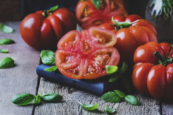 Tomates Rojos Grandes Con Hojas Albahaca Verde Sobre Fondo Madera —  Fotos de Stock