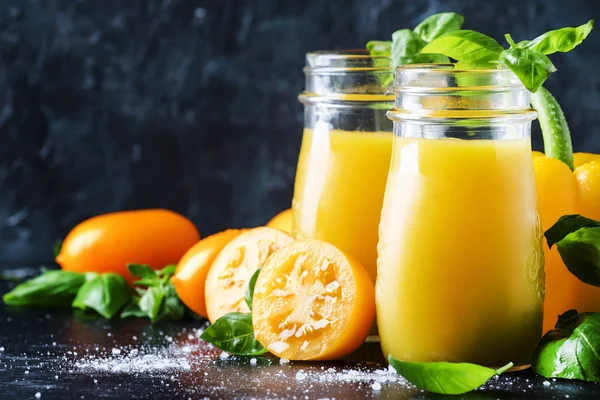 Hasznos Egészséges Smoothie Vagy Gyümölcslé Sárga Paradicsom Paprika Bazsalikomos Zöld — Stock Fotó