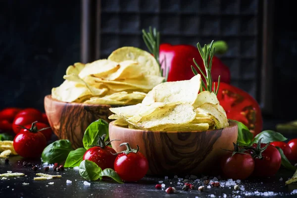 Arany Sós Burgonya Chips Rozmaring Fekete Háttér Zöldségek Fűszerek Bazsalikom — Stock Fotó