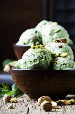 Nane yaprakları, rustik tarzı, vintage ahşap arka plan, seçici odak ile fıstıklı dondurma