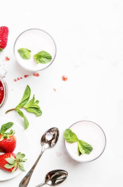 Çilekli süt smoothies çilek ve yeşil nane, beyaz arka plan, görünümü top