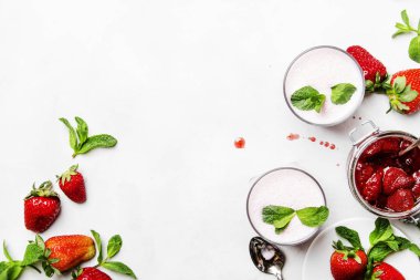 Çilekli süt smoothies çilek ve yeşil nane, beyaz arka plan, görünümü top